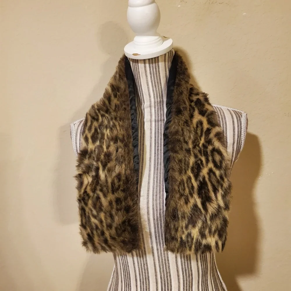 Art of the Scarf Tie Rack Leopard Faux Fur Neck Warmer Stole Brown Tan Black